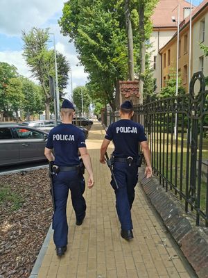 policjanci na patrolu pieszym