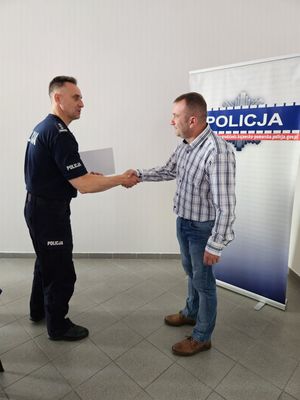 asp. sztab. Arkadiusz Arentowicz przyjmujący słowa uznania oraz list gratulacyjny od Komendanta grudziądzkiej jednostki policji.