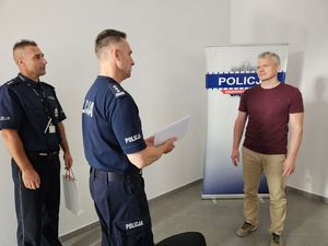 asp. sztab. Marcin Tarkowski przyjmujący gratulacje i życzenia od Panów Komendantów.