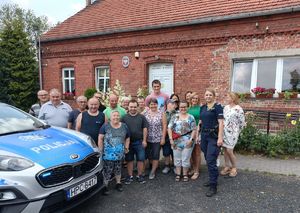 Uczestnicy Warsztatów Terapii Zajęciowej w Grucie wraz z opiekunami w towarzystwie dzielnicowej st. sierż. Moniki Jastrzębskiej.