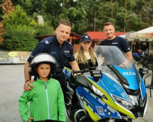 policjanci z dziećmi przy motocyklu