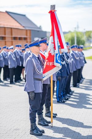 pododdziały policji na zbiórce w towarzystwie pocztu sztandarowego