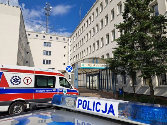 radiowóz przed szpitalem w Świeciu