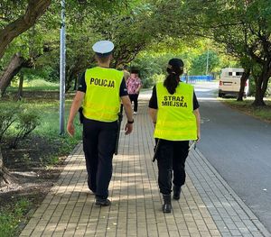 policjant i strażniczka miejska w trakcie patrolu