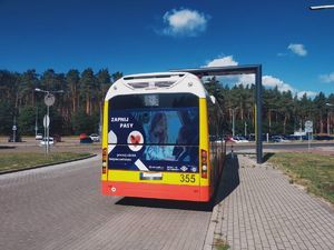 autobus miejski oklejony plakatem akcji