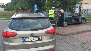 policjant w trakcie kontroli audi