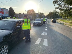 policjanci badający trzeźwość kierowców