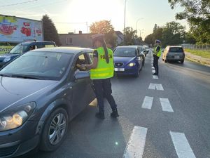 policjanci w trakcie badania trzeźwości kierowców