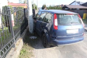 ford po kolizji przy ogrodzeniu posesji