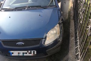 ford po kolizji przy ogrodzeniu posesji