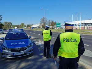 policjanci w trakcie pomiaru prędkości