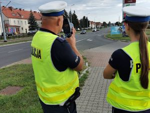 policjanci w trakcie pomiaru prędkości