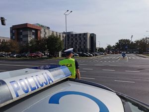 policjant przy radiowozie na trasie biegu