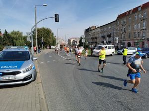 policjant w trakcie regulacji ruchem na skrzyżowaniu