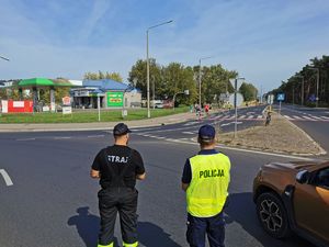 policjant ze strażakiem na skrzyżowaniu