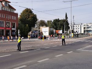 policjanci kierujący ruchem na skrzyżowaniu