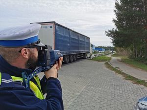 policjant mierzący prędkość