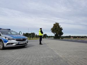 policjant mierzący prędkość