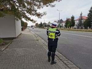 policjant mierzący prędkość