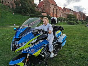 dziecko na policyjnym motocyklu