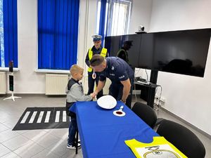 policjant witający się z dzieckiem