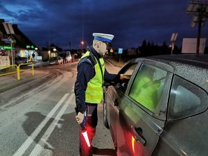 policjant badający trzeźwość kierowcy