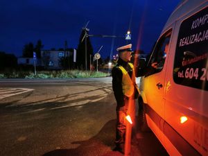 policjant badający trzeźwość kierowcy