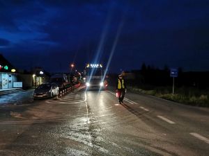 policjanci badający trzeźwość kierowców