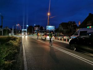 policjanci badający trzeźwość kierowców