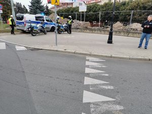 policjanci w trakcie zabezpieczenia terenu