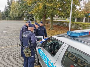 policjanci w trakcie odprawy