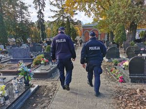 policjanci w trakcie obchodu cmentarza