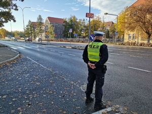 policjant czuwający nad ruchem pojazdów