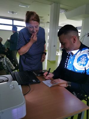policjant podpisujący indeks uczestnika