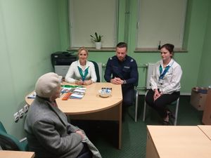 policjant z pracownikami ZUS i seniorką