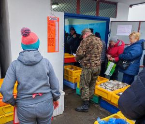 strażnik rybacki w trakcie kontroli punktu sprzedaży karpia