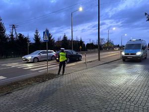 policjantka nadzorująca rejon przejścia dla pieszych