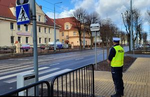 policjant nadzorujący rejon przejścia dla pieszych