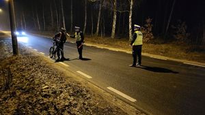 policjanci badający trzeźwość