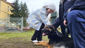 dziecko z psem służbowym