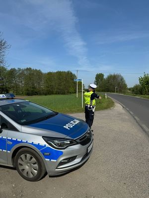 Policjanci drogówki podczas służby.