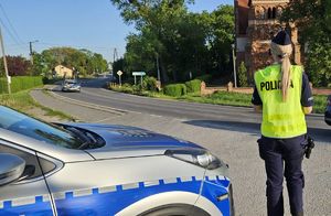 policjantka w trakcie nadzoru nad ruchem drogowym