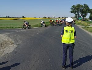 policjantka w trackie zabezpieczenia wyścigu kolarskiego