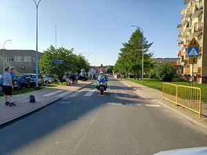 motocyklista policjant w trakcie pilotażu biegu