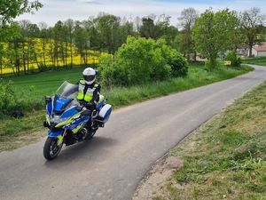 policjant na motocyklu zabezpieczający trasę wyścigu