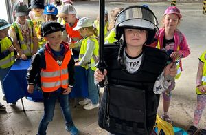 dziecko ubrane w sprzęt policyjny