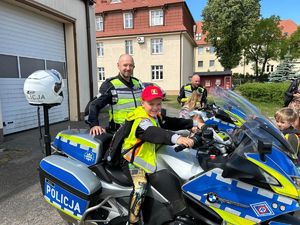 chłopiec na motocyklu w towarzystwie policjanta
