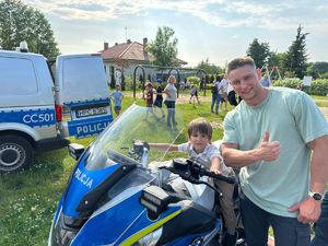 tata z synem na motocyklu policyjnym