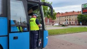 policjant w trakcie kontroli autokaru