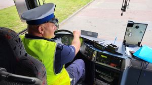 policjant w trakcie kontroli autokaru